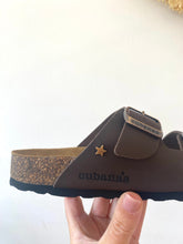 Carregar imagem no visualizador da galeria, Chinelo fivelas comporta castanho Cubanas
