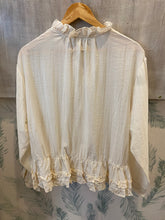 Carregar imagem no visualizador da galeria, Blusa nervuras e folhos creme
