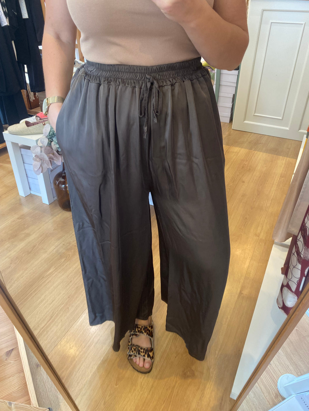 Calças pantalonas acetinadas lisas castanho