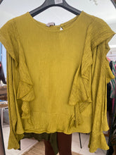 Carregar imagem no visualizador da galeria, Blusa folho ombro crepe verde lima
