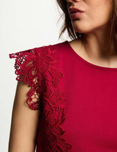 Carregar imagem no visualizador da galeria, Blusa cereja renda Morgan
