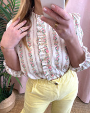 Carregar imagem no visualizador da galeria, Camisa florzinhas rosa
