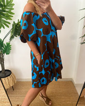 Carregar imagem no visualizador da galeria, Vestido curto manga balão flores grandes azul e castanho
