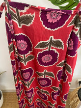 Carregar imagem no visualizador da galeria, Vestido fluído flores grandes rosa
