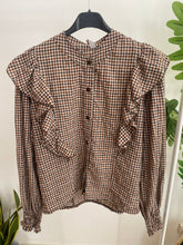 Carregar imagem no visualizador da galeria, Camisa quadradinhos folho ombro castanho
