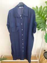 Carregar imagem no visualizador da galeria, Vestido camisa liso estampado com bolso azul marinho

