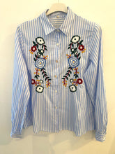 Carregar imagem no visualizador da galeria, Camisa riscas azuis flores bordadas
