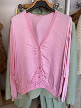 Carregar imagem no visualizador da galeria, Blusa/casaco acetinado botões rosa
