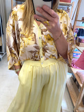 Carregar imagem no visualizador da galeria, Blusa/casaco acetinado flores amarelo
