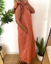 Carregar imagem no visualizador da galeria, Vestido vichy folho manga laranja e beje
