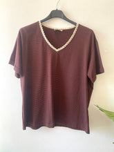 Carregar imagem no visualizador da galeria, T-shirt riscas decote V com renda
