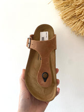 Carregar imagem no visualizador da galeria, Chinelo pele camel Cubanas
