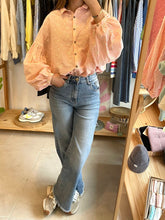 Carregar imagem no visualizador da galeria, Camisa oversize bordados rosa
