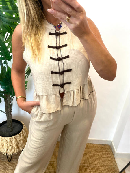 Conjunto blusa e calças crepe beje