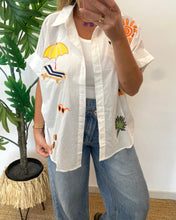 Carregar imagem no visualizador da galeria, Camisa oversize bordados praia

