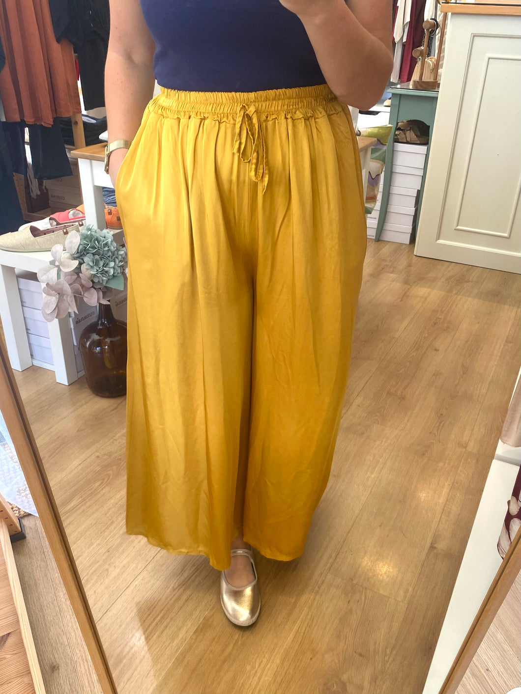 Calças pantalonas acetinadas lisas mostarda