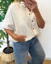 Carregar imagem no visualizador da galeria, Camisa oversize riscas
