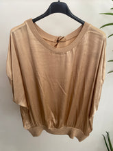 Carregar imagem no visualizador da galeria, Blusa acetinada com cós de malha camel
