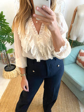 Carregar imagem no visualizador da galeria, Blusa folhos creme MORGAN
