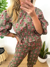 Carregar imagem no visualizador da galeria, Blusa crop manga balão flores verde
