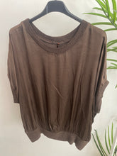 Carregar imagem no visualizador da galeria, Blusa acetinada com cós de malha castanho
