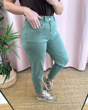 Carregar imagem no visualizador da galeria, Calças Mom Fit sarja verde seco
