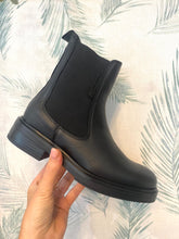 Carregar imagem no visualizador da galeria, Botas Cubanas Vanity preto elástico

