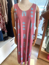 Carregar imagem no visualizador da galeria, Vestido comprido malha fria sardinhas e conchas rosa

