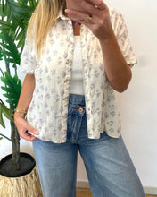 Carregar imagem no visualizador da galeria, Camisa estampa fine flower

