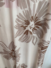 Carregar imagem no visualizador da galeria, Vestido comprido malha fria flores branco
