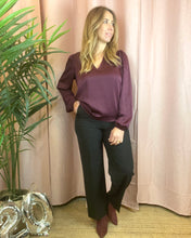 Carregar imagem no visualizador da galeria, Blusa acetinada Viellette bordeaux
