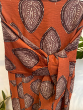 Carregar imagem no visualizador da galeria, Vestido Sardenha estampa folhas telha
