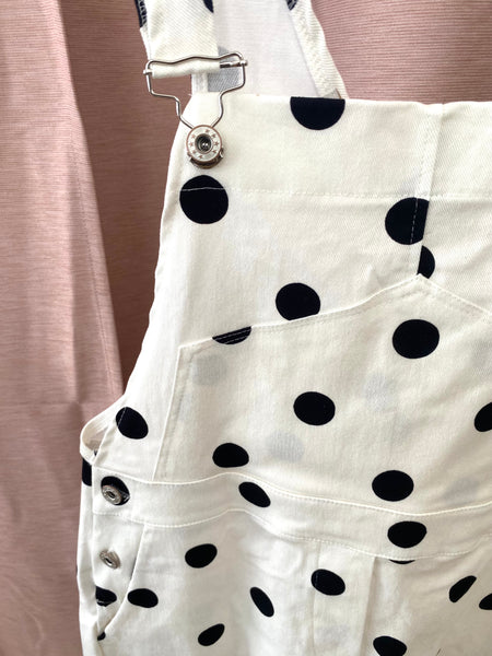 Macacão estampa bolas pretas