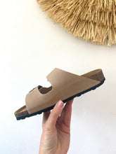 Carregar imagem no visualizador da galeria, Chinelo fivelas comporta beje Cubanas
