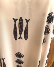 Carregar imagem no visualizador da galeria, Vestido comprido malha fria sardinhas e conchas branco
