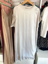 Carregar imagem no visualizador da galeria, Vestido oversize acetinado beje
