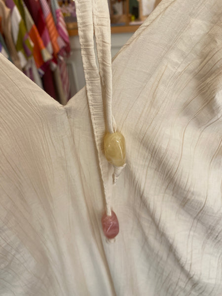Vestido liso alça larga franzida creme
