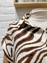 Carregar imagem no visualizador da galeria, Camisa zebra castanho
