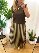 Carregar imagem no visualizador da galeria, Blusa castanha com folhos ombro
