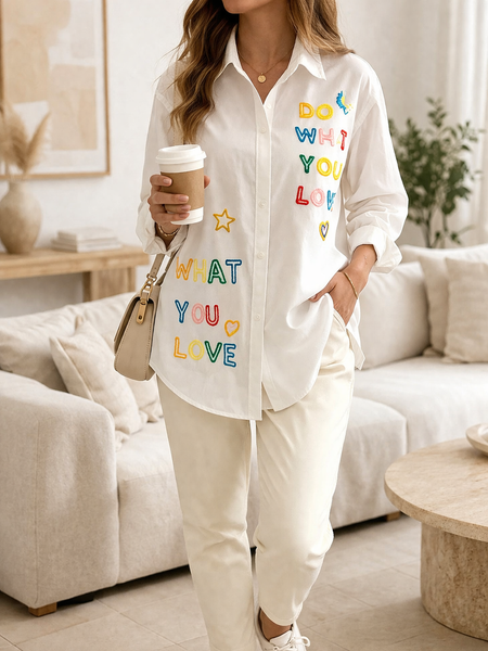 Camisa branca com letras bordadas