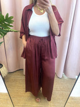 Carregar imagem no visualizador da galeria, Camisa acetinada oversize  Bordeaux
