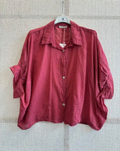 Carregar imagem no visualizador da galeria, Camisa oversize fininha framboesa
