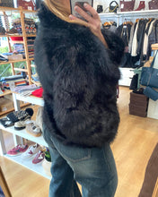 Carregar imagem no visualizador da galeria, Casaco de pêlo preto
