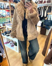 Carregar imagem no visualizador da galeria, Casaco de pêlo cintado camel

