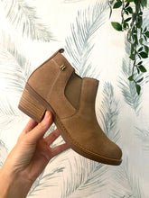 Carregar imagem no visualizador da galeria, Botim camurça taupe Ruika
