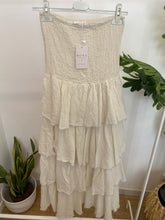 Carregar imagem no visualizador da galeria, Vestido caí caí com folhos branco
