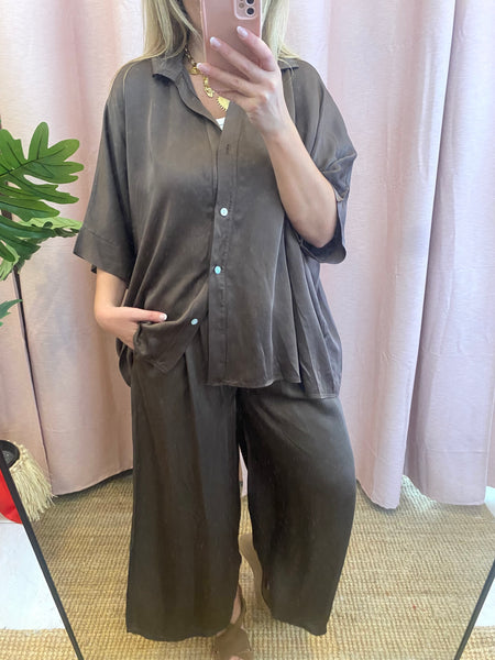 Camisa acetinada oversize  castanho