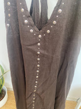 Carregar imagem no visualizador da galeria, Vestido linho com tachas castanho
