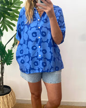 Carregar imagem no visualizador da galeria, Camisa oversize padrão flores azulão

