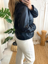 Carregar imagem no visualizador da galeria, Blusão ecopele preto Vila
